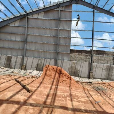 مخازن معدنية مجمعة مسبقًا، مبنى تخزين مجلفن، مخازن بإطار معدني، هياكل فولاذية هيكلية على شكل بوابات