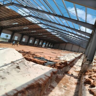 مباني الصلب الصناعية ذات الامتداد الطويل إطارات هيكلية مخصصة مصممة مسبقًا للإنشاءات واسعة النطاق